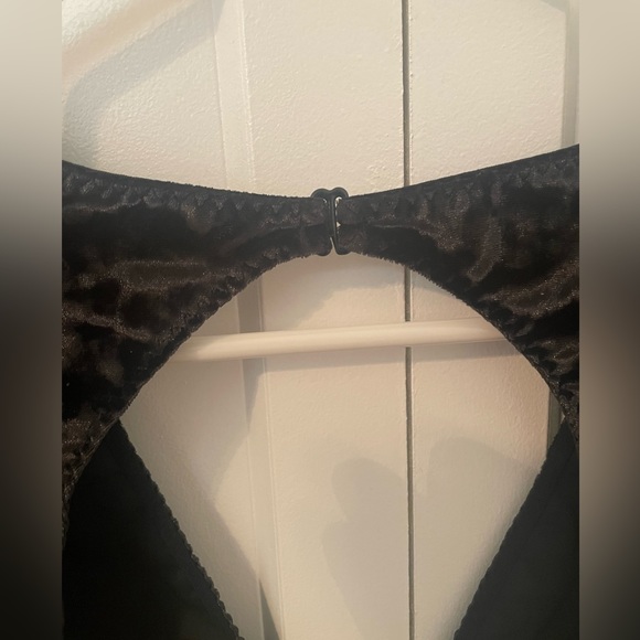 VELVET BLACK BODYSUIT- XS 🖤 - Picture 3 of 4